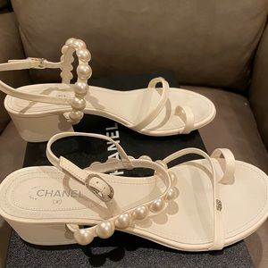 HARD TO FIND!!!Chanel sandals, Ivory Lambskin and Pearl, like new! Size 38.5